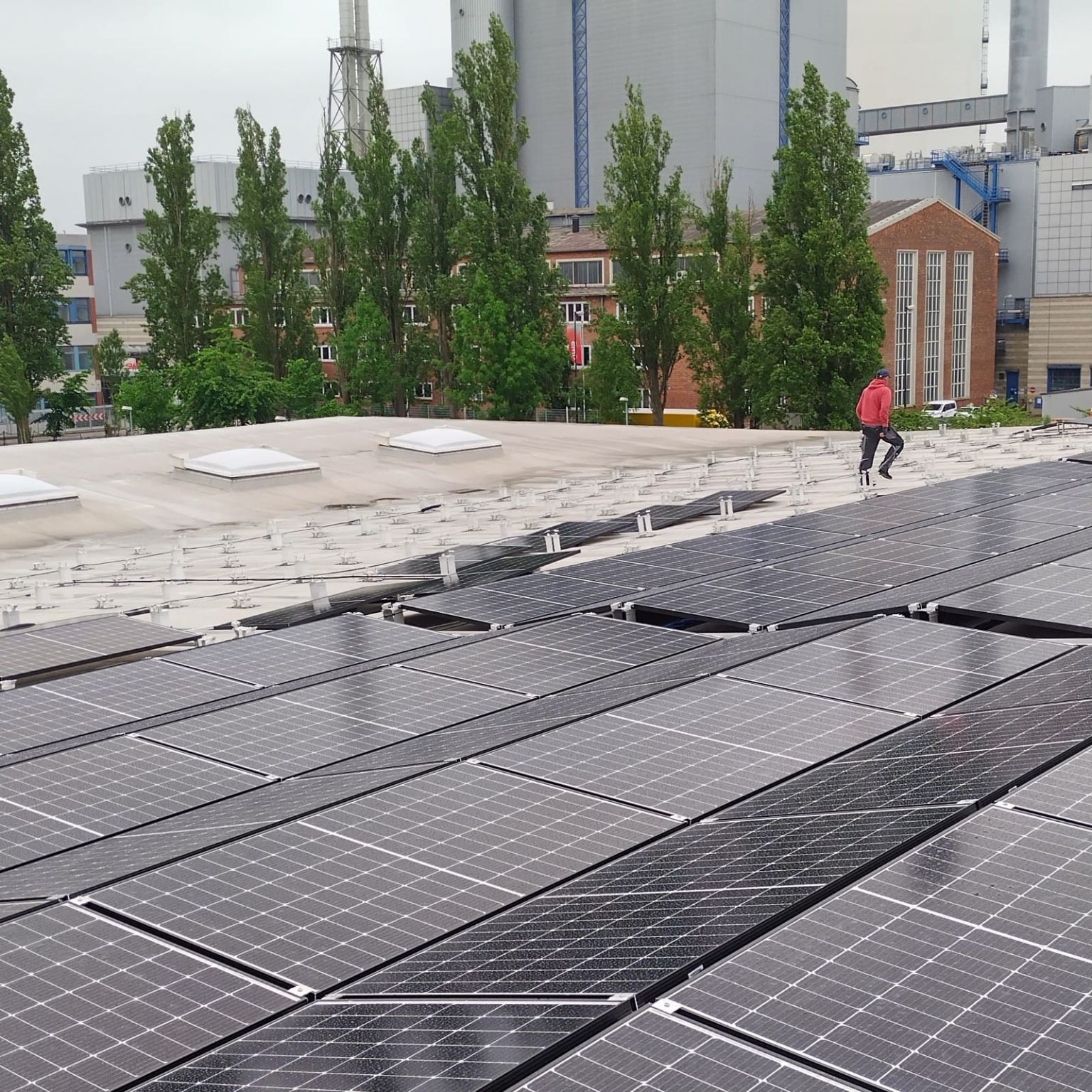 HOMEBOX-installe-1 800m²-de-panneaux-photovoltaïques-sur-son-site-de-Brême-en-Allemagne